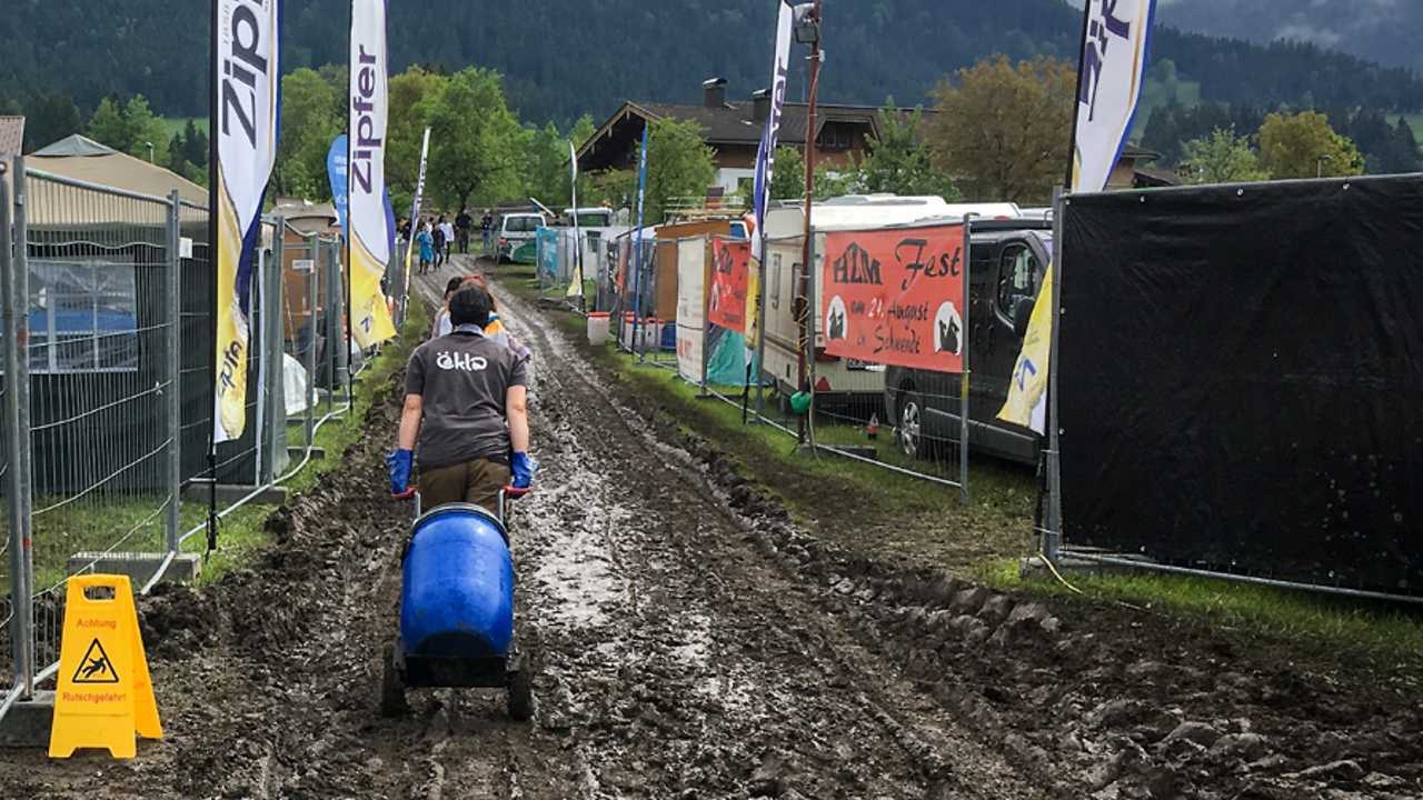 Auch Regen und Schlamm halten uns nicht auf.