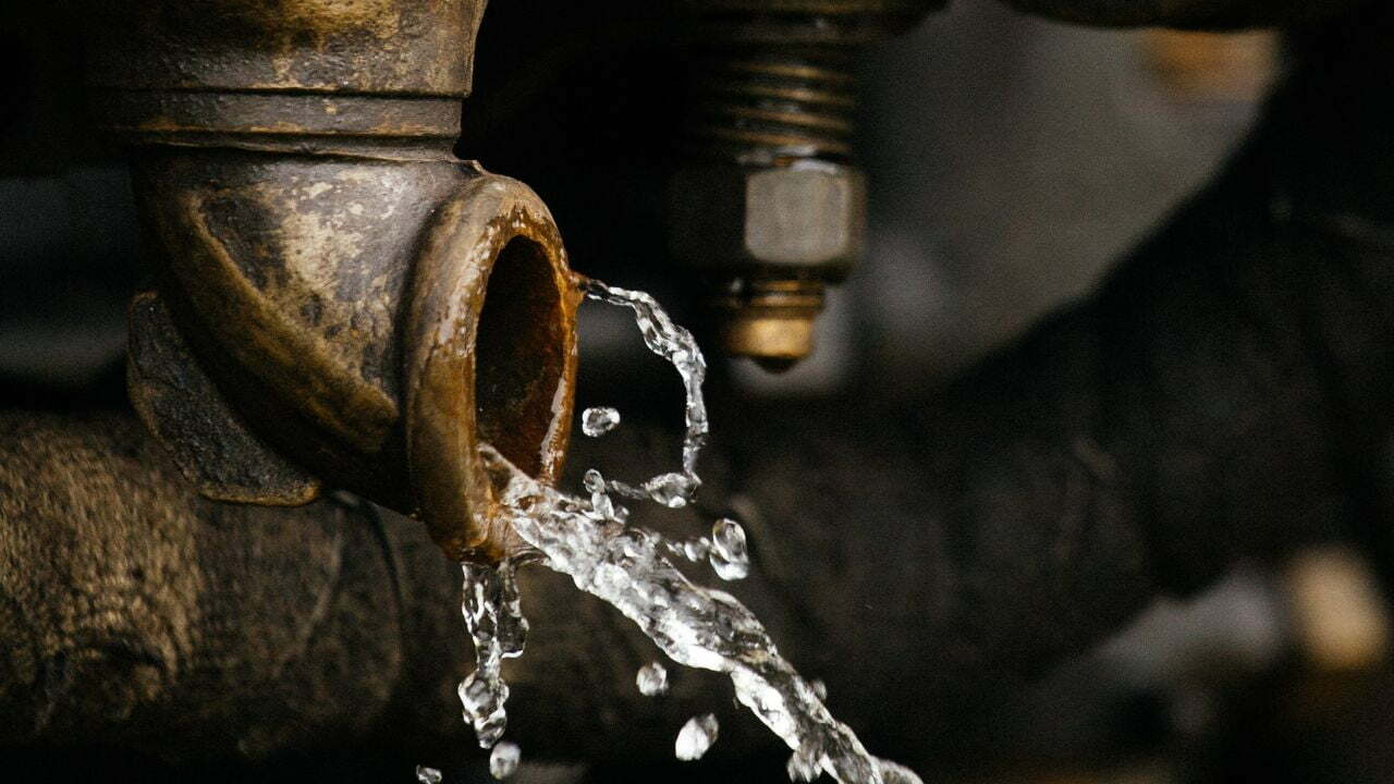 Ein Abflussrohr, aus dem Wasser herausrinnt.